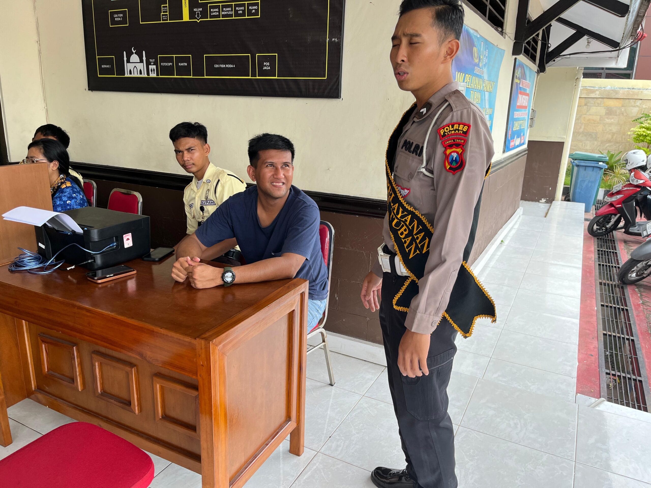 Polantas Tuban Ubah Trotoar Jadi Ruang Konsultasi, Warga Ramai Tanya SIM dan STNK