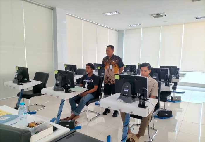 Kerumunan Santai di Tuban: Warga Tertarik Tanya SIM dan Dokumen Kendaraan ke Polisi