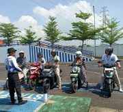 Awalnya Dikira Razia, Ternyata Polantas Tuban Sedang Bantu Warga Selesaikan Urusan SIM dan STNK