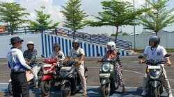 Awalnya Dikira Razia, Ternyata Polantas Tuban Sedang Bantu Warga Selesaikan Urusan SIM dan STNK