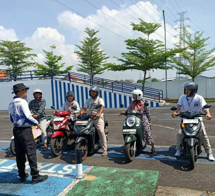 Awalnya Dikira Razia, Ternyata Polantas Tuban Sedang Bantu Warga Selesaikan Urusan SIM dan STNK Awalnya Dikira Razia, Ternyata Polantas Tuban Sedang Bantu Warga Selesaikan Urusan SIM dan STNK