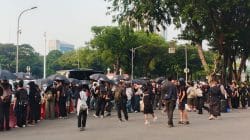Payung Hitam dan Poster Kritik Warnai Aksi JSKK di Jantung Ibu Kota Payung Hitam dan Poster Kritik Warnai Aksi JSKK di Jantung Ibu Kota