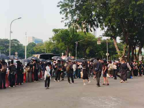 Payung Hitam dan Poster Kritik Warnai Aksi JSKK di Jantung Ibu Kota Payung Hitam dan Poster Kritik Warnai Aksi JSKK di Jantung Ibu Kota