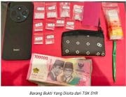 Polres Pasuruan Ringkus Pengedar Sabu, Barang Bukti Ditemukan Tersangkut pada Gorden Rumah