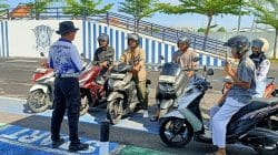 Awalnya Dikira Razia, Kerumunan di Pinggir Jalan Tuban Ternyata Dipenuhi Warga Pencari Informasi SIM Awalnya Dikira Razia, Kerumunan di Pinggir Jalan Tuban Ternyata Dipenuhi Warga Pencari Informasi SIM