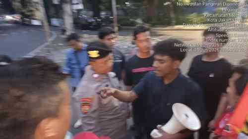 Aksi Penolakan Kenaikan BBM oleh LMND Diwarnai Ketegangan dengan Pengemudi Ambulans RSCM Aksi Penolakan Kenaikan BBM oleh LMND Diwarnai Ketegangan dengan Pengemudi Ambulans RSCM