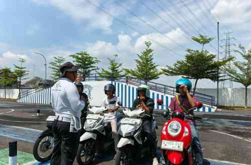 Tak Perlu Bingung Cari Info, Warga Tuban Kini Langsung Tanyakan SIM dan STNK ke Polantas Tuban