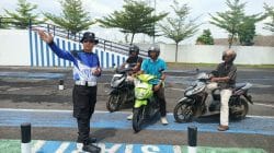 Pengemudi Ojek Online di Tuban Kaget, Polantas Tuban Ingatkan Masa Berlaku SIM yang Hampir Habis Pengemudi Ojek Online di Tuban Kaget, Polantas Tuban Ingatkan Masa Berlaku SIM yang Hampir Habis