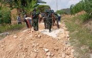 Babinsa Bubulan Bojonegoro dan Warga Kompak Perbaiki Jalan Dusun Maor