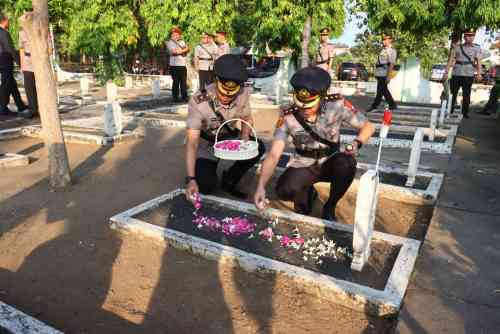 Peringati Hari Bhayangkara ke-80, Polres Probolinggo Kota Gelar Ziarah dan Tabur Bunga di TMP