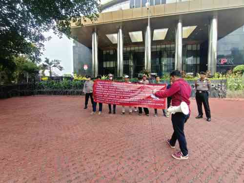 Spanduk Serang Dugaan Korupsi BOS Madina, KPK RI Didesak Turun Lapangan