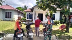 Melalui Komsos, Babinsa Saloloang Menjalin Kedekatan Dengan Warga Di Jalan