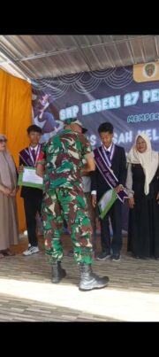 Babinsa Bumi Harapan Hadiri Pelepasan Murid Kelas IX SMPN 27 Sepaku