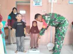 Peduli Balita, Babinsa Saloloang Dampingi Posyandi di Wilayah Binaan