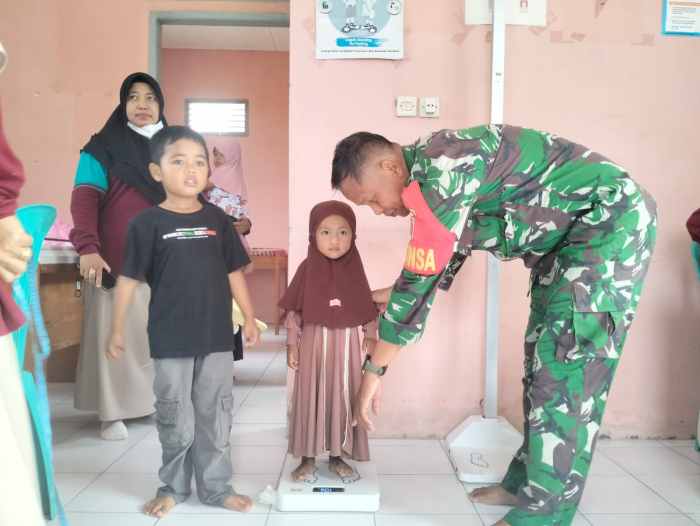Peduli Balita, Babinsa Saloloang Dampingi Posyandi di Wilayah Binaan