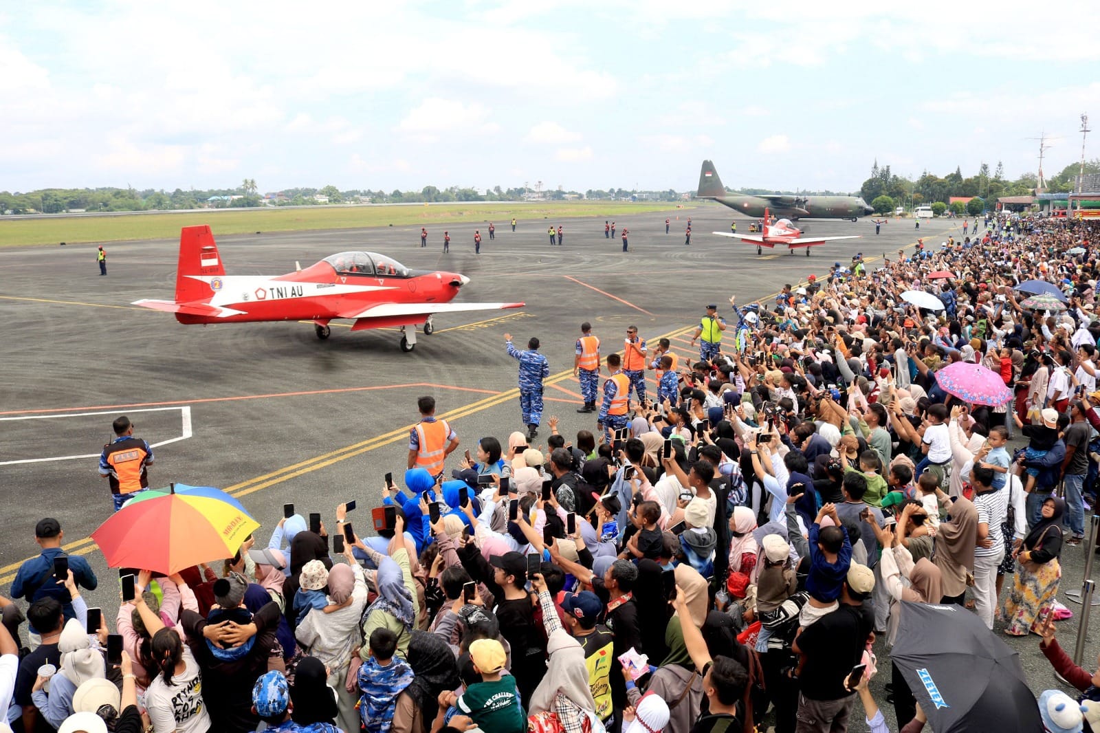 Open Base Jupiter Aerobatic Team di Lanud Sjamsudin Noor, Disambut Meriah Ribuan Warga Banua Padati Apron