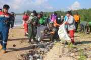 Peduli Kelestarian Ekosistem Pesisir,Dandim 0913/PPU Bersama Pemerintah Daerah Lakukan Aksi Bersih Pantai