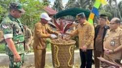 Ikut Lestarikan Budaya,Babinsa Koramil 01/Penajam Hadiri Penyerahan 28 Pot Bunga Solong Tengkalang