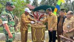 Ikut Lestarikan Budaya,Babinsa Koramil 01/Penajam Hadiri Penyerahan 28 Pot Bunga Solong Tengkalang