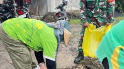 Gerakan Indonesia Asri, Babinsa Gn Steleng Bersama Warga Bersihkan Lingkungan