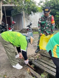 Gerakan Indonesia Asri, Babinsa Gn Steleng Bersama Warga Bersihkan Lingkungan