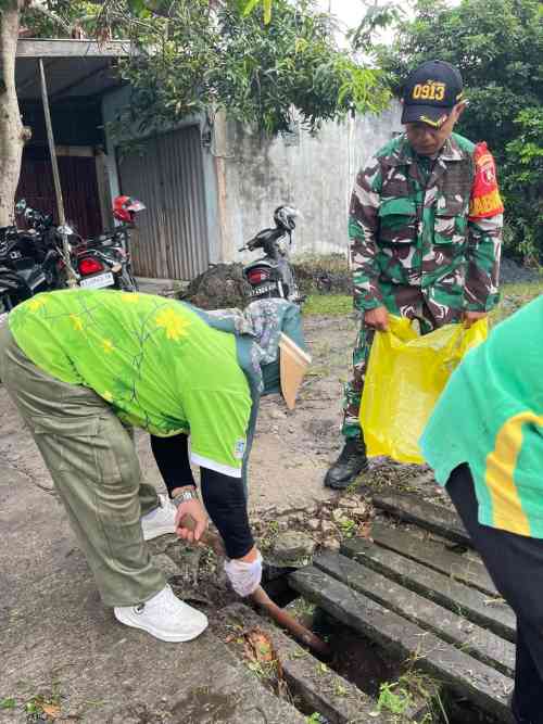 Gerakan Indonesia Asri, Babinsa Gn Steleng Bersama Warga Bersihkan Lingkungan Gerakan Indonesia Asri, Babinsa Gn Steleng Bersama Warga Bersihkan Lingkungan