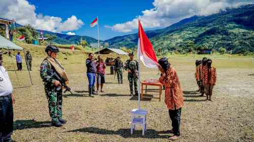 Sinergi TNI dan Masyarakat Berbuah Manis, Delapan Anggota TPNPB-OPM Kembali ke Pangkuan Ibu Pertiwi Sinergi TNI dan Masyarakat Berbuah Manis, Delapan Anggota TPNPB-OPM Kembali ke Pangkuan Ibu Pertiwi