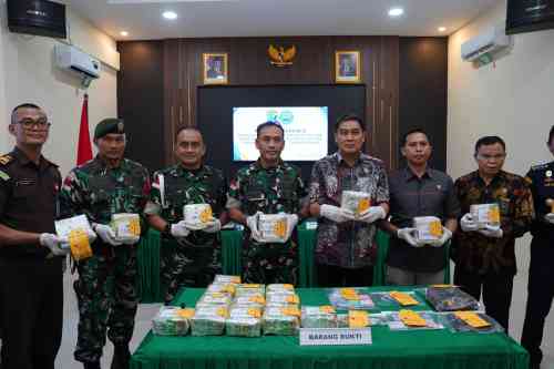 Satgas Pamtas Yonarhanud 1/PBC/1 Kostrad Kembali Ukir Prestasi, Gagalkan Penyelundupan 21,4 Kg Sabu dan Amankan WNA di Entikong Satgas Pamtas Yonarhanud 1/PBC/1 Kostrad Kembali Ukir Prestasi, Gagalkan Penyelundupan 21,4 Kg Sabu dan Amankan WNA di Entikong