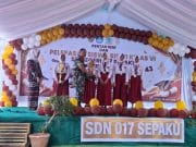 Peduli Pendidikan, Babinsa Bukitraya Berikan Piagam Penghargaan Murid Berprestasi