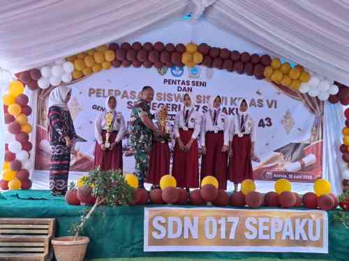Peduli Pendidikan, Babinsa Bukitraya Berikan Piagam Penghargaan Murid Berprestasi