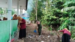 Babinsa Tanjung Tengah Bersama Ibu PKK Gelar Karya Bakti Bersihkan Lingkungan Aula Kelurahan