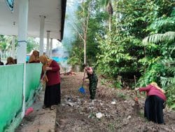 Babinsa Tanjung Tengah Bersama Ibu PKK Gelar Karya Bakti Bersihkan Lingkungan Aula Kelurahan