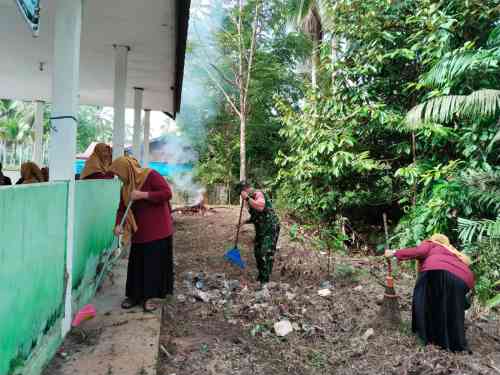 Babinsa Tanjung Tengah Bersama Ibu PKK Gelar Karya Bakti Bersihkan Lingkungan Aula Kelurahan Babinsa Tanjung Tengah Bersama Ibu PKK Gelar Karya Bakti Bersihkan Lingkungan Aula Kelurahan