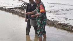 Babinsa Koramil 01/Penajam Bantu Petani Tabur Benih Padi