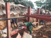 Dukung Pembangunan  Infrastruktur ,Babinsa Lawe-Lawe Kebut Pembangunan Jembatan Garuda