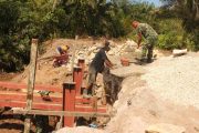 Dukung Pembangunan Infrastruktur ,Babinsa Lawe-Lawe Kebut Pembangunan Jembatan Garuda