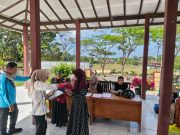 Kawal Akuntabilitas, Babinsa Giripurwa Dampingi Penyaluran BLT