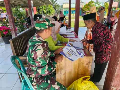 Kawal Akuntabilitas, Babinsa Giripurwa Dampingi Penyaluran BLT