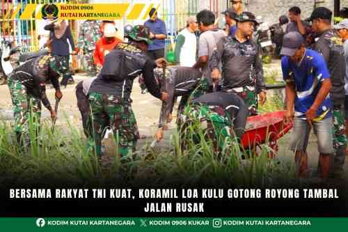 Bersama Rakyat TNI Kuat, Koramil Loa Kulu Gotong Royong Tambal Jalan Rusak Bersama Rakyat TNI Kuat, Koramil Loa Kulu Gotong Royong Tambal Jalan Rusak