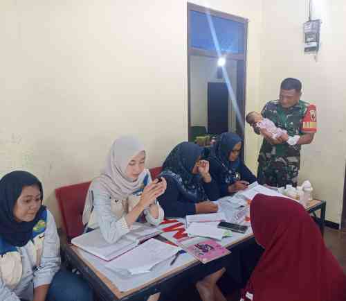Cegah Stunting Sejak Dini, Babinsa Sertu Yhoni Dampingi Kegiatan Posyandu Di Dusun Gangsri