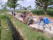 Lancar Akses Pertanian, Kopka Budi Bersama Warga Bersihkan Area Jalan Persawahan Tambakan