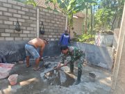 Wujudkan Hunian Layak, Serma Saifur Bersama Warga Gotong Royong Bangun Rumah Ibu Suwarti