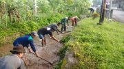 Bersatu dengan Alam, Serda Dwi Aprianto Bersama Warga Slorok Bersihkan Aliran Irigasi Sawah