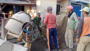 Wujudkan Kemanunggalan TNI-Rakyat, Serka Anton Bersama Warga Gotong Royong Cor Jembatan Garuda