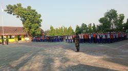 Tumbuhkan Disiplin Dan Jiwa Korsa Sejak Dini, Babinsa Plosokerep Latih PBB Siswa Baru SMPN 8 Blitar Tumbuhkan Disiplin Dan Jiwa Korsa Sejak Dini, Babinsa Plosokerep Latih PBB Siswa Baru SMPN 8 Blitar