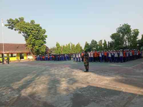 Tumbuhkan Disiplin Dan Jiwa Korsa Sejak Dini, Babinsa Plosokerep Latih PBB Siswa Baru SMPN 8 Blitar Tumbuhkan Disiplin Dan Jiwa Korsa Sejak Dini, Babinsa Plosokerep Latih PBB Siswa Baru SMPN 8 Blitar