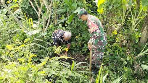 Lestarikan Alam, Babinsa Sidomulyo Sertu Deny Bersama Warga Gelar Aksi Tanam Pohon Lestarikan Alam, Babinsa Sidomulyo Sertu Deny Bersama Warga Gelar Aksi Tanam Pohon