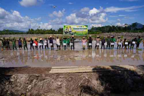 PENANAMAN PADI PERDANA DI BUYUG-BUYUNG, KODIM 0902/BERAU WUJUDKAN KEMANDIRIAN PANGAN