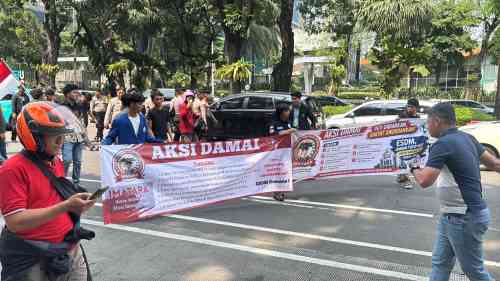 Mahasiswa IMATARA Tertahan di Monas, Desakan Copot Menteri ESDM Menggema Mahasiswa IMATARA Tertahan di Monas, Desakan Copot Menteri ESDM Menggema