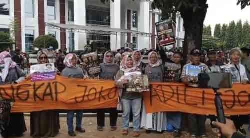 Pendukung Dr Tifa Gelar Aksi Damai di Pengadilan Negeri Jakarta Timur Pendukung Dr Tifa Gelar Aksi Damai di Pengadilan Negeri Jakarta Timur